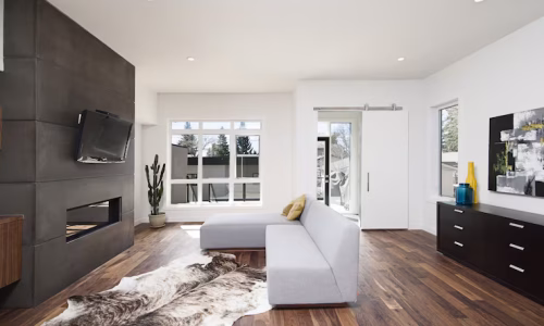 foto-interior-bonita-de-uma-casa-moderna-com-paredes-brancas-relaxantes-moveis-e-tecnologia_181624-3828